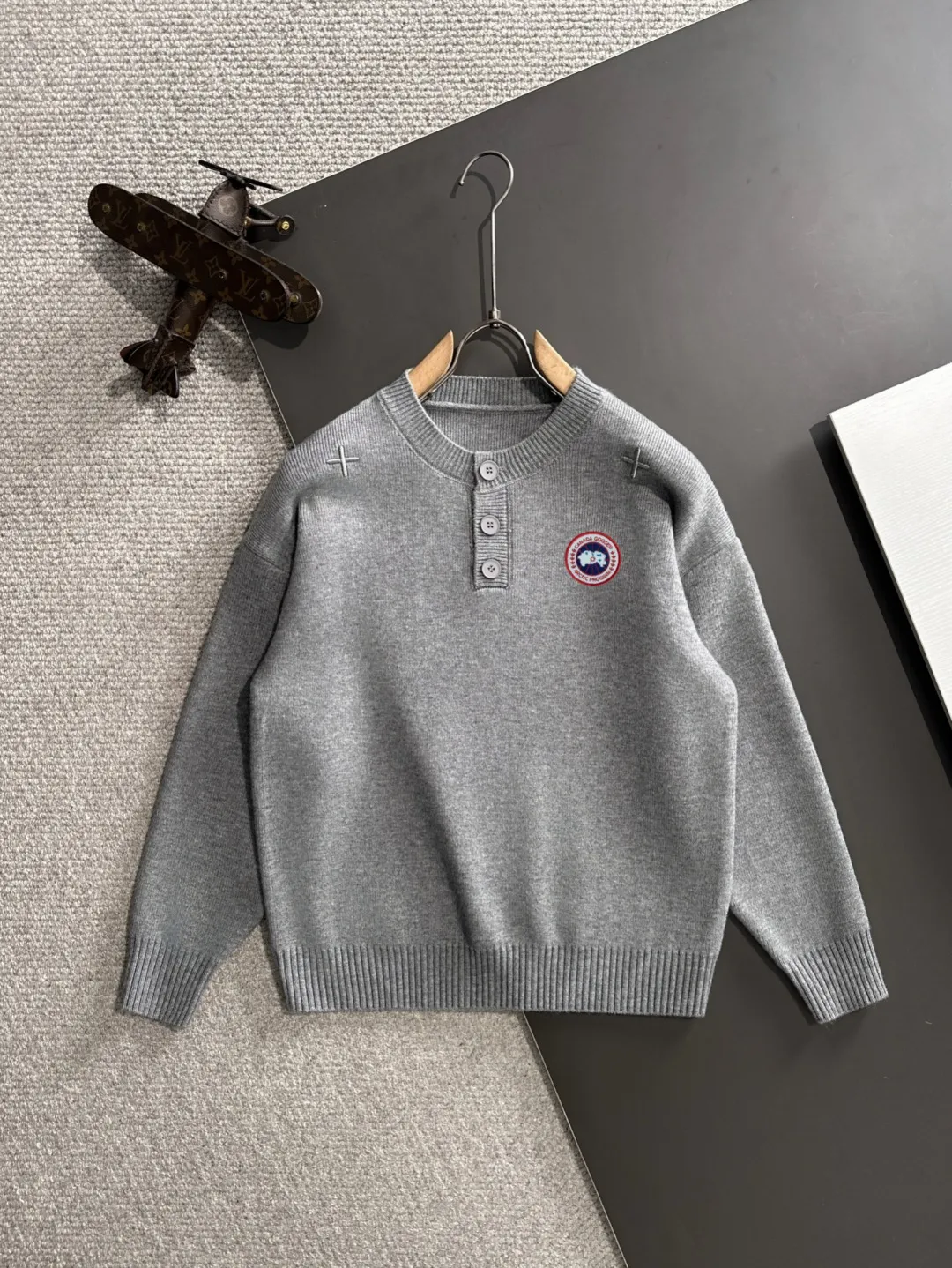 Next day shipping P360 Big Goose 2025 official website latest winter sweater, popular items are on sale at the counter simultaneously! Specially made of wool blended fabric. It feels comfortable and can be directly in contact with the skin. The logo badge is exquisitely embroidered, which is extremely eye-catching! The details highlight the fashionable charm of big brands. Exquisite workmanship. Three-dimensional cutting style. The wearing effect is invincible and handsome! All three standards are complete! Size: M-2XL